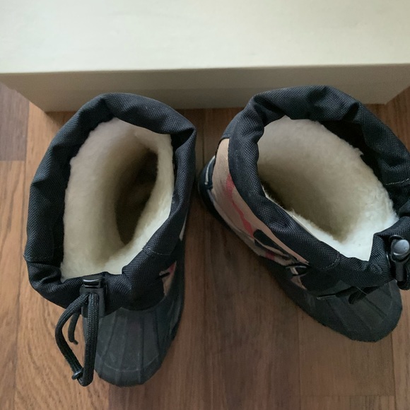 *Sold* Burberry Sorel / Winter Boots - Picture 5 of 7